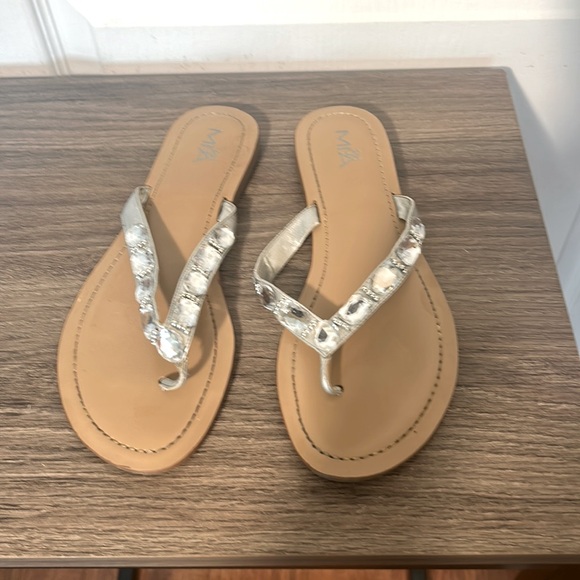 MIA GIRL WHITE FLIP FLOPS WHITH CLEAR CRISTAL BEADS in size 9 - Picture 2 of 4